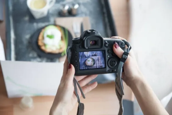 Foto de joven tomando fotos a productos como parte del servicio de fotografía de producto de ARLEX