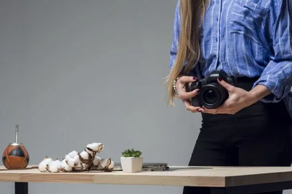 Foto de una mujer realizando el servicio de fotografía de producto de ARLEX a alimentos en una mesa