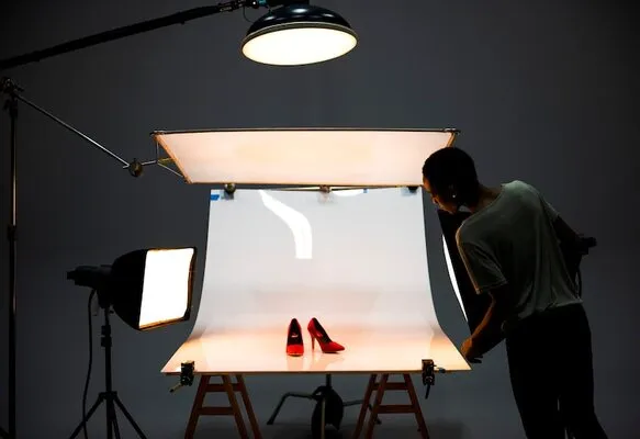 Fotografía de joven en el proceso fotográfico como parte del servicio de fotografía de producto de ARLEX