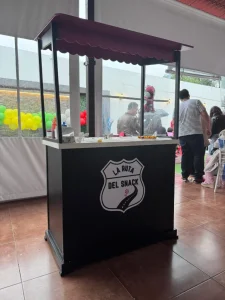 Fotografía del stand de barra de snacks de ARLEX listo para brindar servicio en un evento social