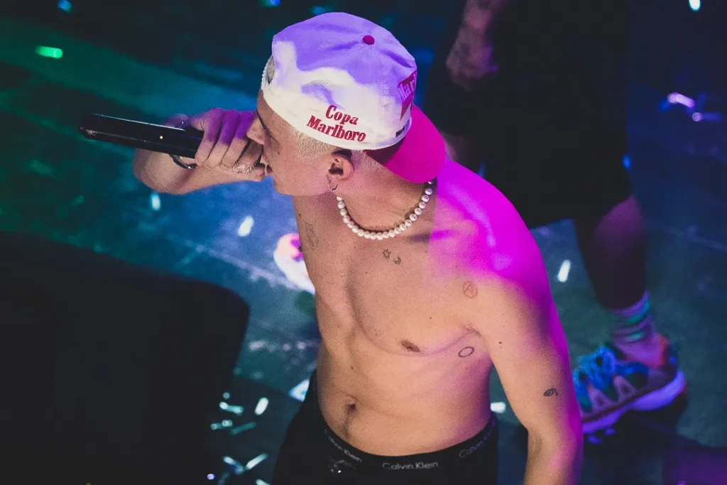 Foto en concierto por parte de ARKEX productora audiovisual en CDMX con un ángulo en picada