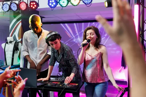 Fotografía de un grupo de amigos disfrutando la fiesta gracias a la renta de sonido de ARLEX