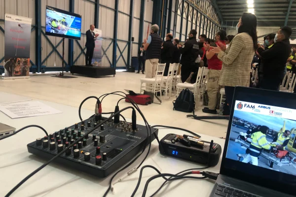 Equipo técnico muestra que incluye una renta de audio profesional para eventos.