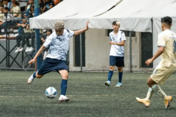 Fotografía deportiva de jugador de fútbol pegándole al balón durante un partido