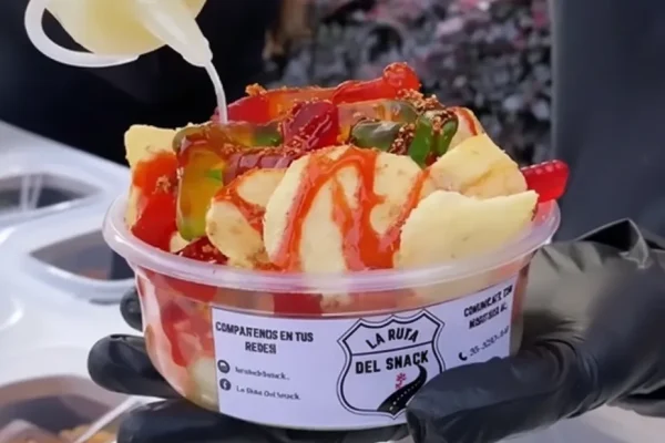 Fotografía de un Mini bowl lleno de dulces de la barra de snacks en Colonia del Valle de ARLEX Producciones
