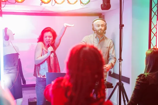 Fotografía de una mujer disfrutando del audio profesional con la renta de ARLEX